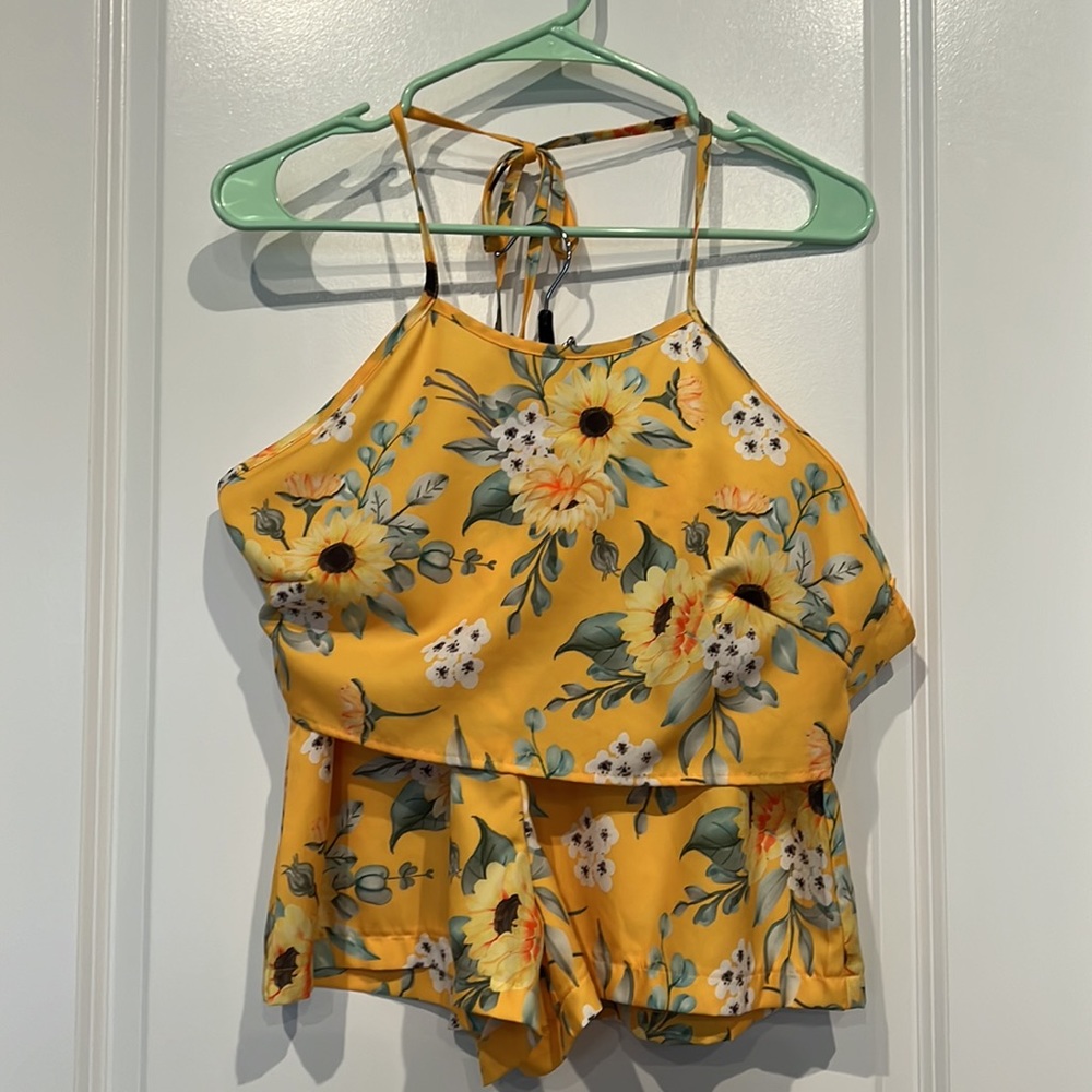 Sz L 2-piece Floral shorts/tie back halter top set - Picture 3 of 13
